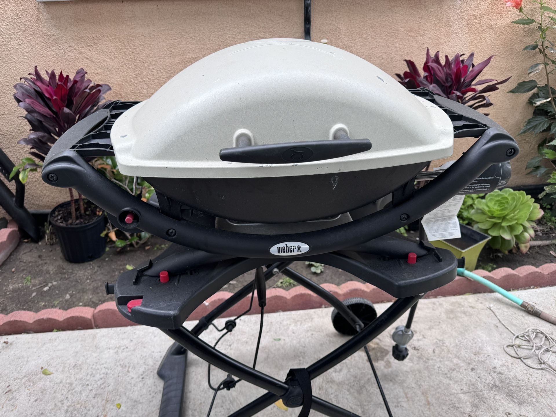 weber q2000 bbq portable, foldable with stand used good