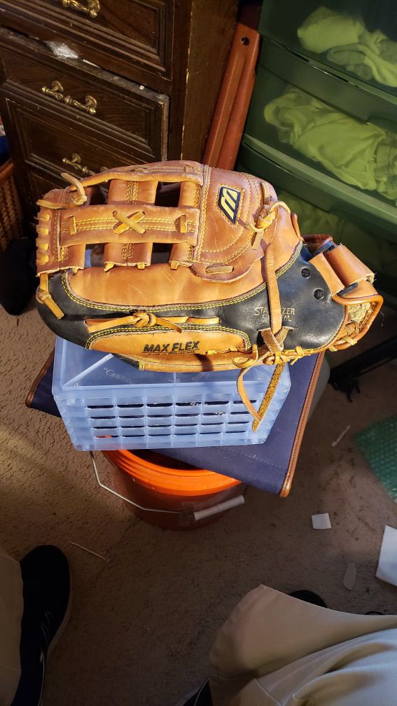 Mizuno Max Flex MZ 1395 Baseball Glove. 13 inch Professional Model.