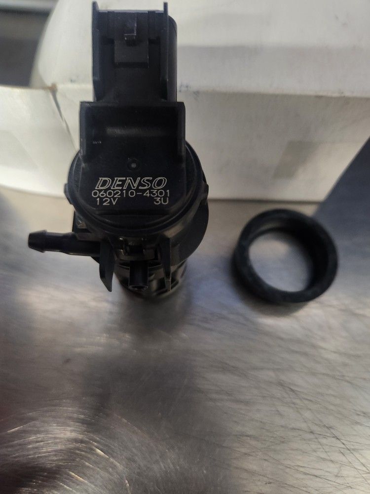 Windshield Washer Pump (Hummer)(Corvette)(Cadillac)