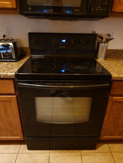 Black Kitchen Appliance Package – Samsung & GE