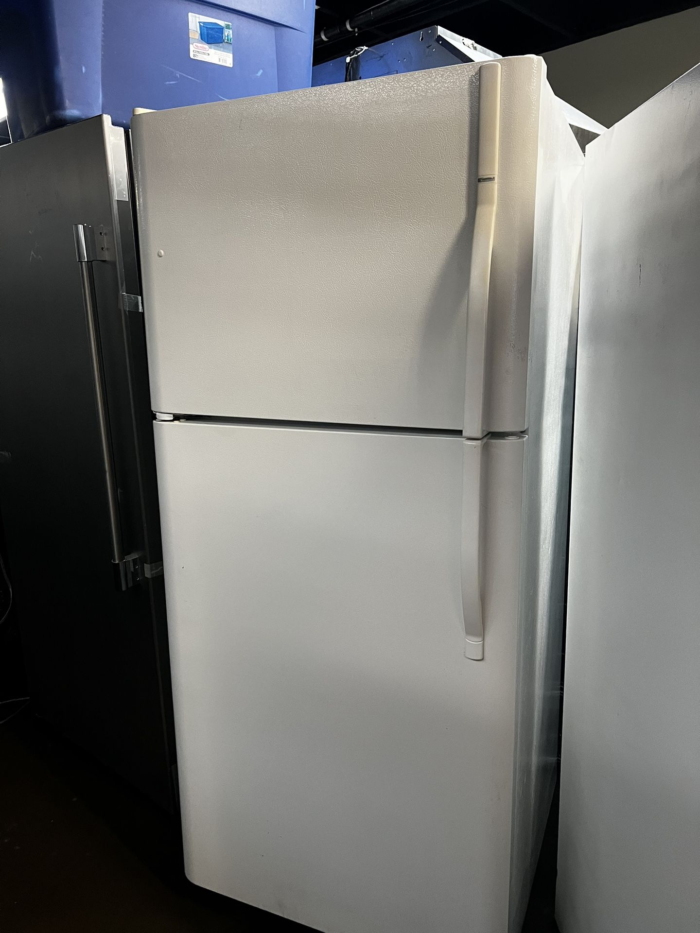 KENMORE APARTMENT SIZE TOP FREEZER REFRIGERATOR WITH ICE MAKER 