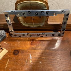 Metal Dog Paws License Plate Bracket