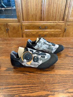 Santic Cycling Shoes w/ Dial Closure – Size 7 (EU 41) – Road/Gravel
