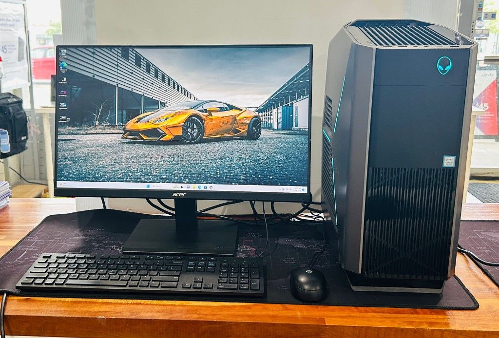 Alienware Aurora R8 PC CORE i9-9900k 3.60Ghz 24GB RAM 1TB + 500GB SSD Nvidia RTX 2080 Ti Graphics