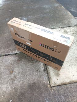 -FIRM PRICE NON-NEGOTIABLE- 32 In. Pioneer Xumo Smart TV W/Remote