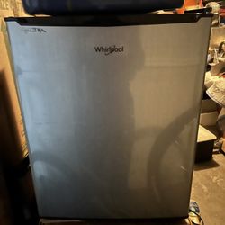 Whirlpool Mini Fridge 2.7 Cu Ft
