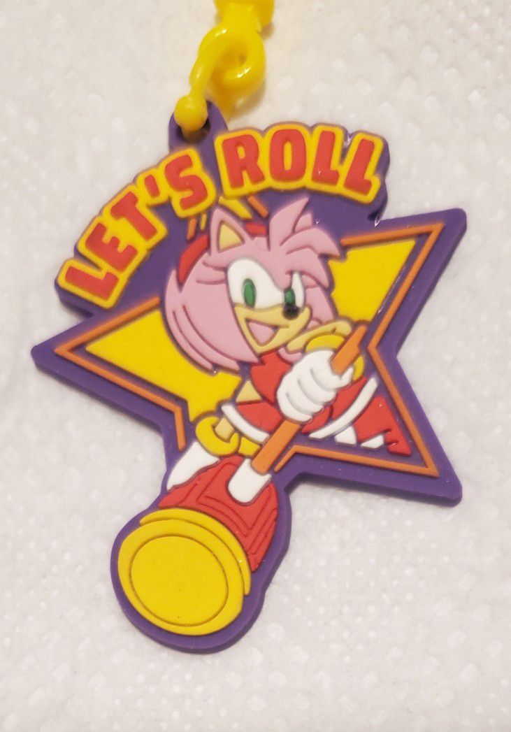 SONIC THE HEDGEHOG  " AMY   LET'S  ROLL "" SEGA  / BACKPACK CHARM   CLIP PRE-OWNED 
