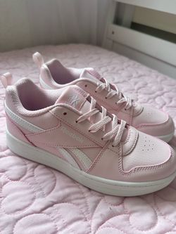 Pink Reebok snickers
