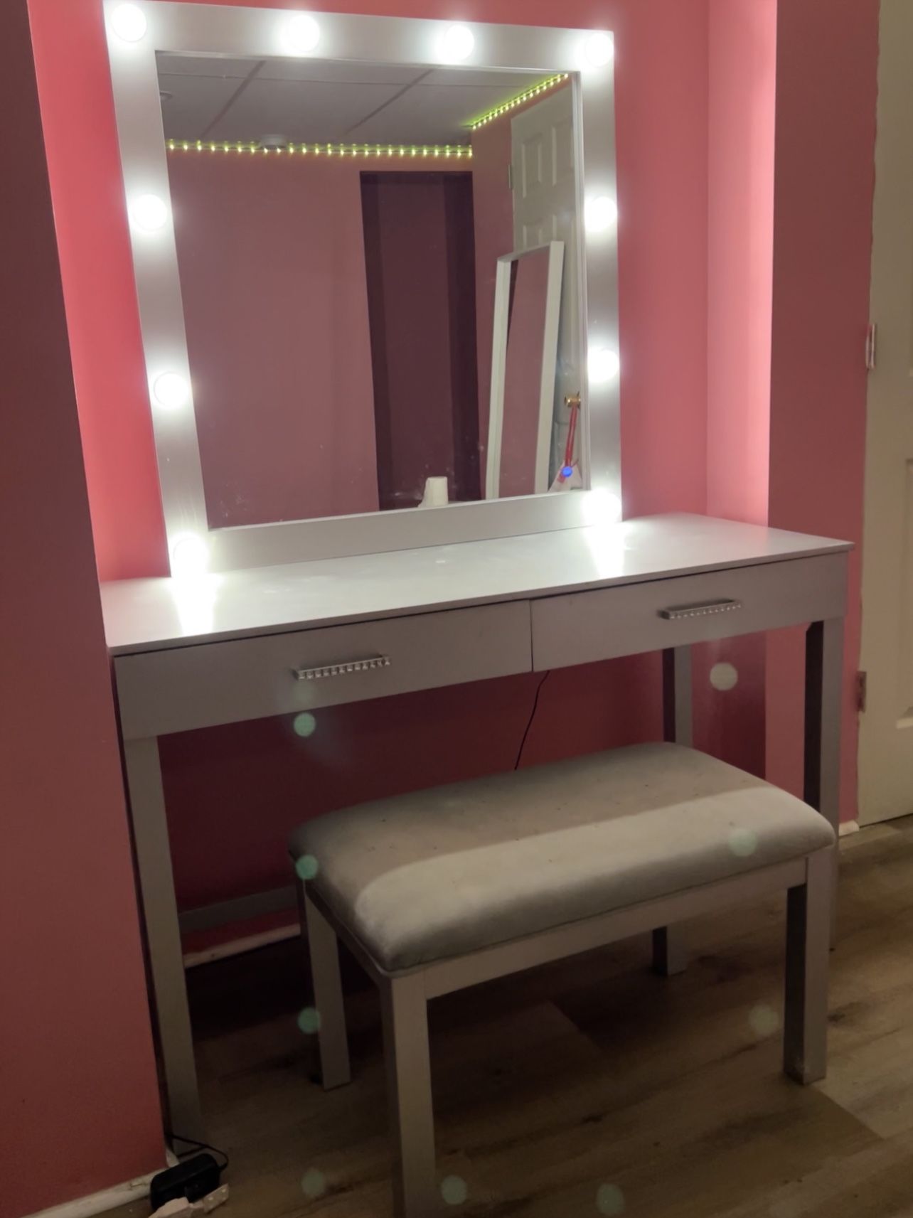 Makeup Vanity With Chair 