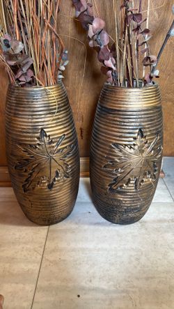 A pair of decoration vases.