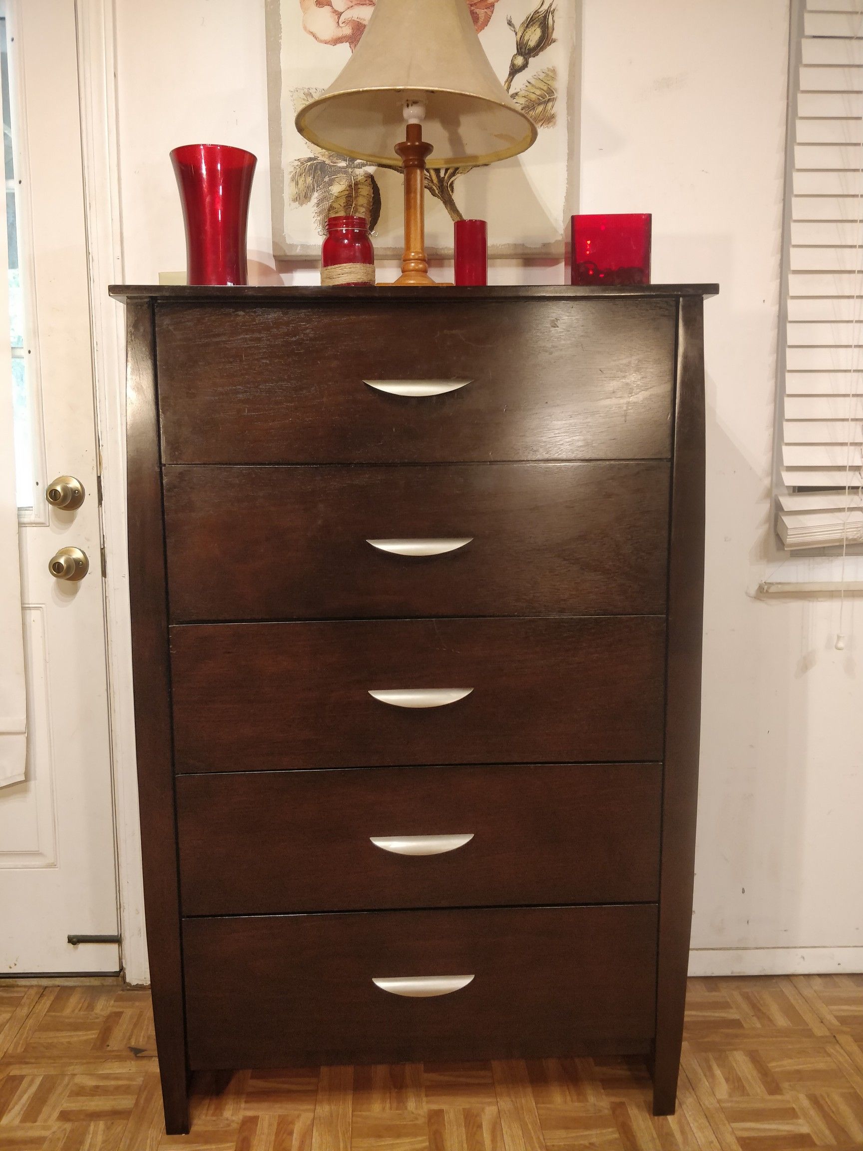 Nice big chest dresser in good condition, all drawers working well, dovetail drawers. L34"*W16"*H52"