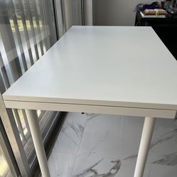 White Table Linnmon