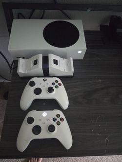 Xbox series S with one remote and charging station