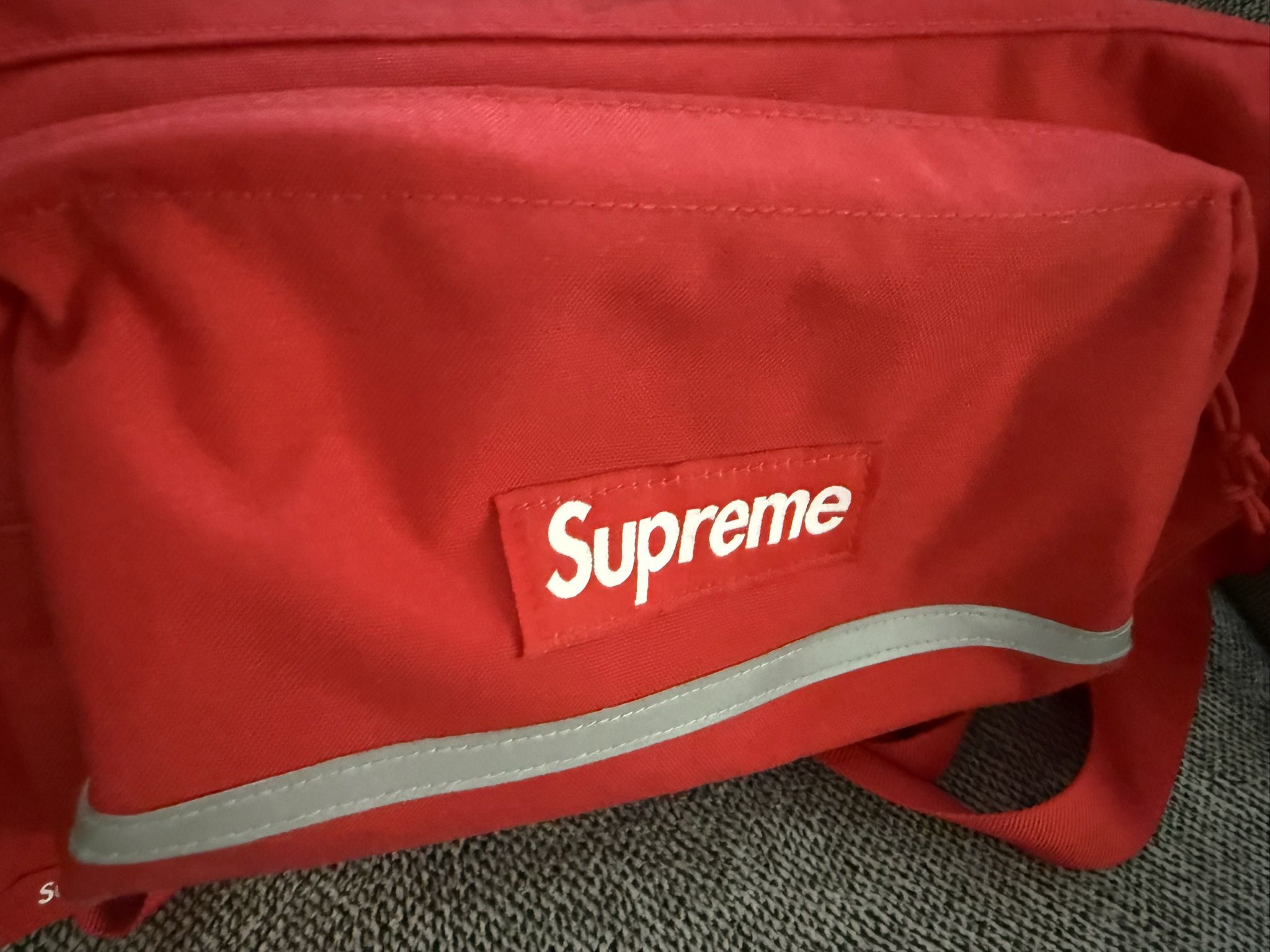 SUPREME red Messenger Bag