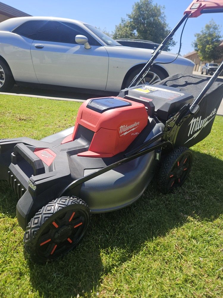 MILWAUKEE M18 FUEL BRUSHLESS SELF-PROPELLED LANW MOWER TOOL ONLY NEW