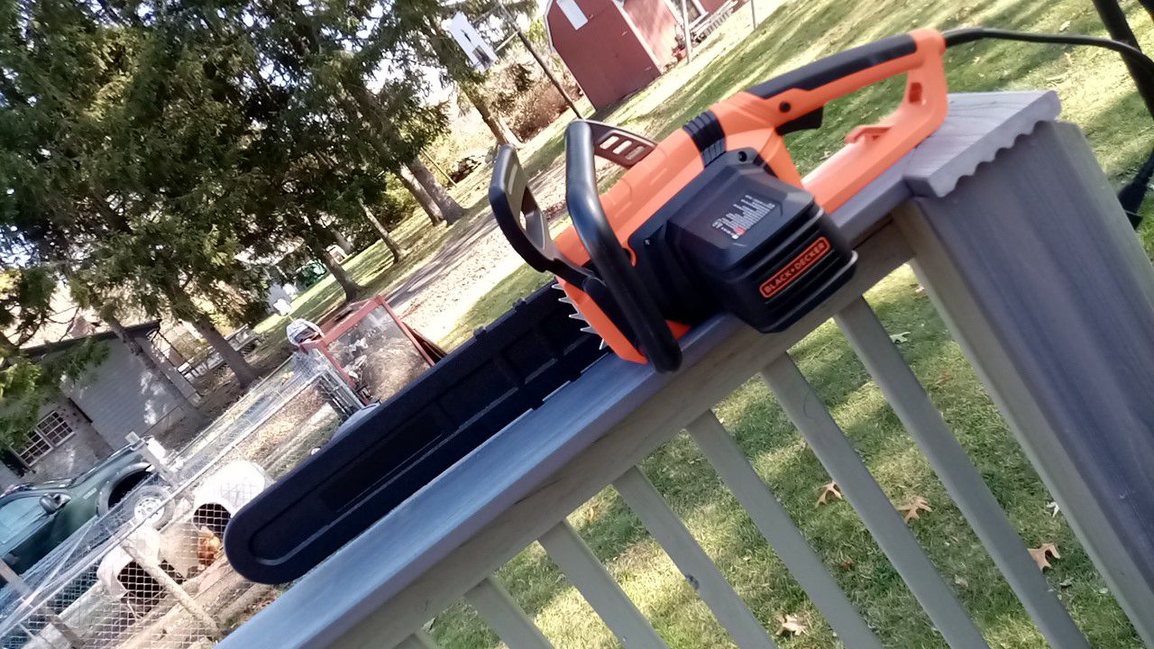 Black and Decker Corded chainsaw 20" bar