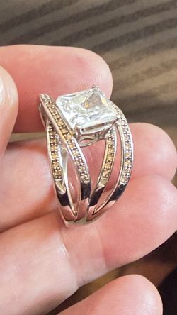 Vintage 10k White Gold With White And Bright Gemstones ( Don’t Know What), Weight Is 6.53 Grams