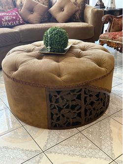 Preciosa sala curvada con su ottoman con madera labrada