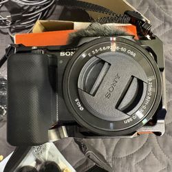 Sony Alpha ZV-E10 Mirrorless Vlog Camera with 16-50mm Lens Kit W/ Small Rig Cage