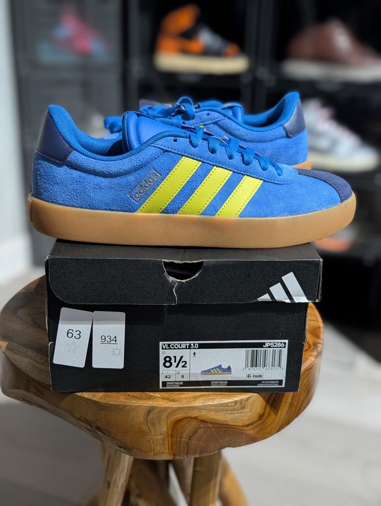New
Size 8.5 Men's
Adidas VL Court 3.0 sneaker
Blue With Yellow Stripes
JP5286