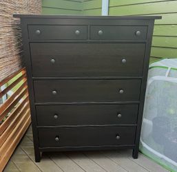 Black-brown finish, in great working and fair cosmetic condition. Solid, sturdy dresser with lots of storage