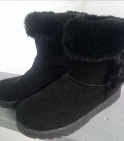 Cute, Ladies Furry Black Boots, size 8, Like New!