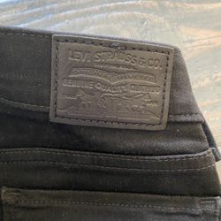 Woman’s Black Levi’s 👖