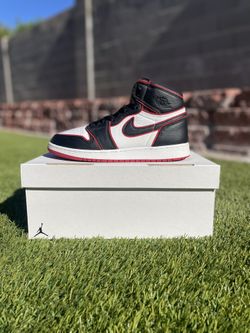 Size 7M/8.5W- Jordan 1 Retro High OG Bloodline 2019