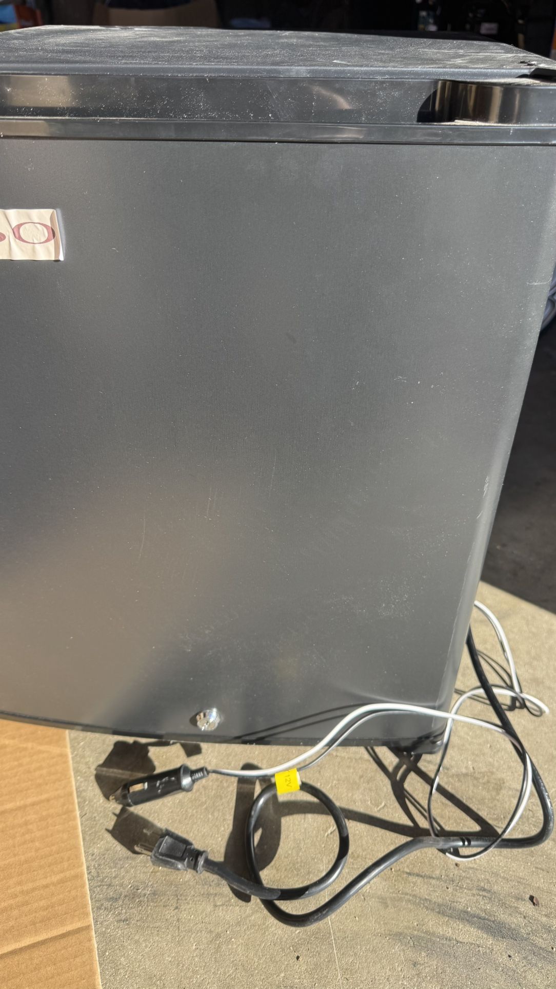 Mini car refrigerator with 12V and 110V input modes