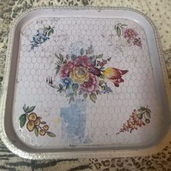 The image shows a vintage square metal serving platter made by The Tin Box Company, in a "Shabby Chic" style. 
The platter measures approximately 13.5