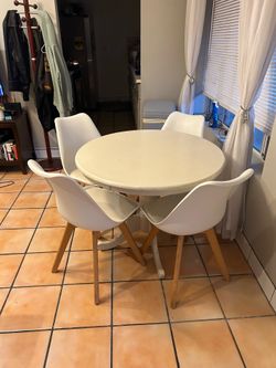 Circular dining room table and 4 chairs
