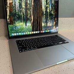 Apple 2025 MacBook Air 15-inch Laptop, 16GB RAM, 512GB SSD, Silver