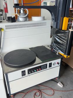 Industrial stretch film (plastic) wrapping machine, featuring a turntable and a top-pressure system.