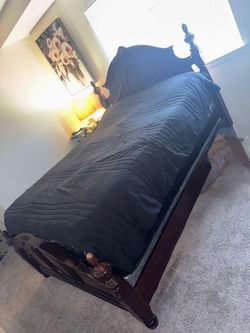 (queen) Bedroom set  EVERYTHING must go ASAP