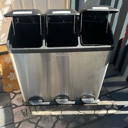 Bote De Reciclajes.  Muy Buenas Condisiones. $50.   