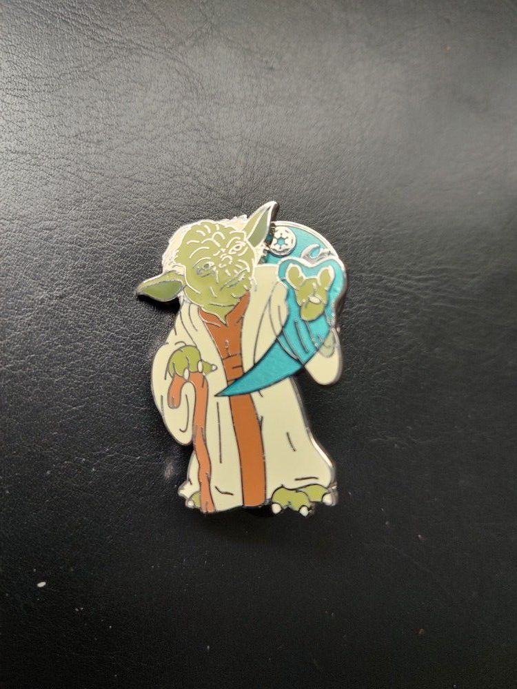 2009 Star Wars LE 2000 Yoda Pin With Spinning Disc Of Different Logo 