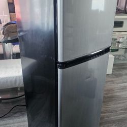 Like new!!   Magic Chef 2-door small refrigerator, in stainless steel, excellent condition and works perfectly, for the office or study.MCBR415S
  4.0