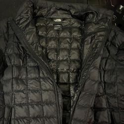 Women’s Large Black North Face puffer jacket