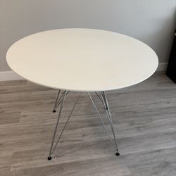 Nice Mid-Century Modern Round Dining Table
