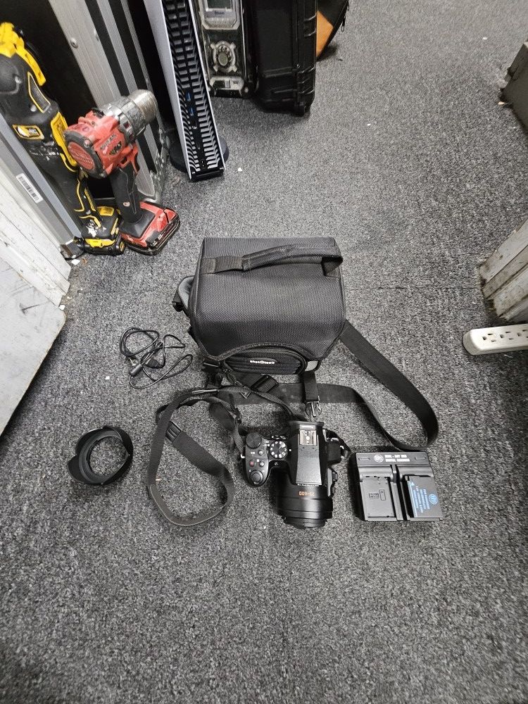 Panasonic LUMIX DMC-FZ300 Camera with F28 Leica 25-600 Lens 12.1MP & Charger