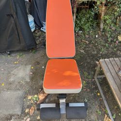 Adjustable weight bench 