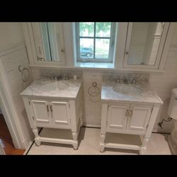 2 24inch Bathroom. Vanity  in great condition