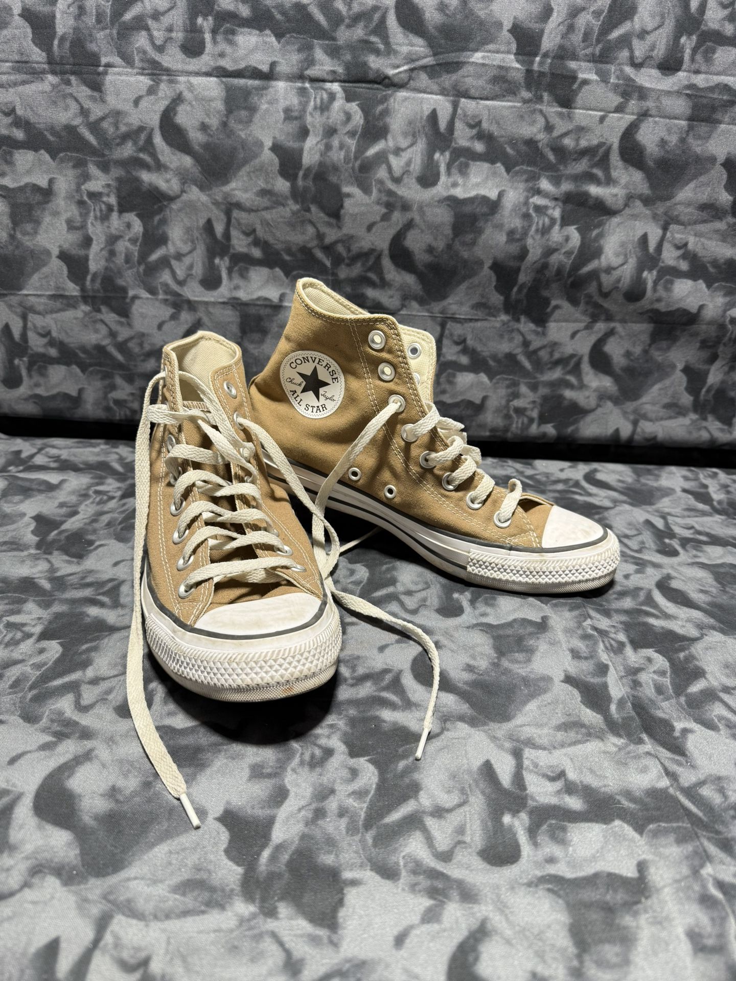 Man's Fashion Sneakers Converse Chuck Taylor All Star High size 6.5 men women size 8.5  The product is a pair of Men's Converse Chuck Taylor All Star 