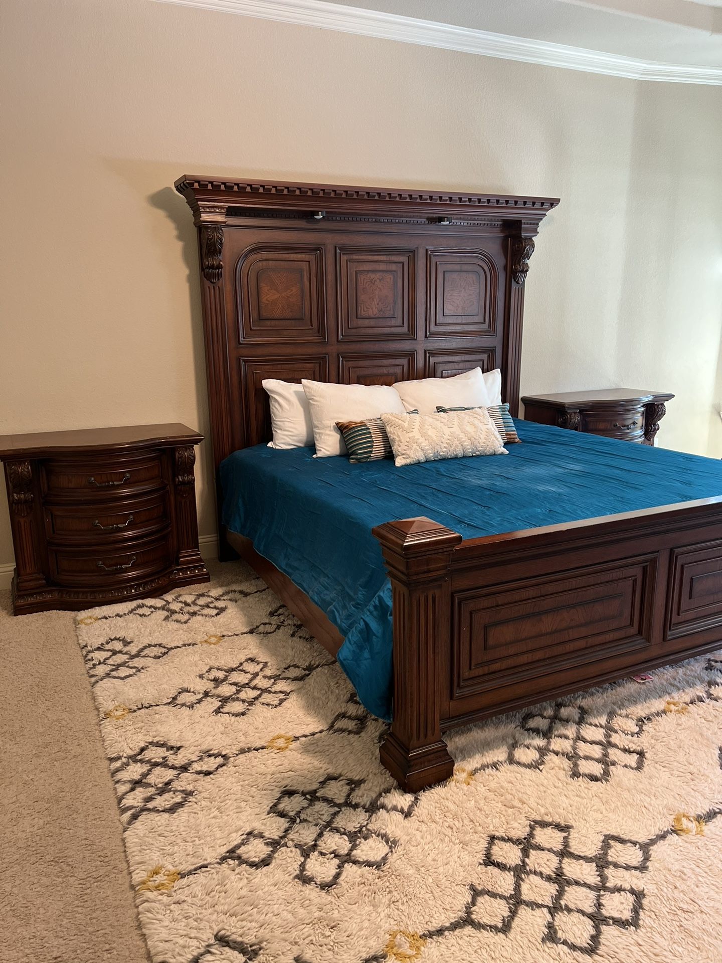 Fairmont Designs Traditional King Bedroom Suite