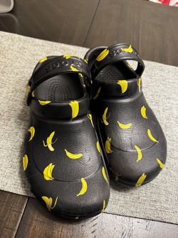 Unisex size 8 Crocs