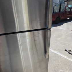 GE Stainless Steel Refrigerator 