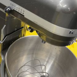 6 Qt KitchenAid Mixer + Accessories 