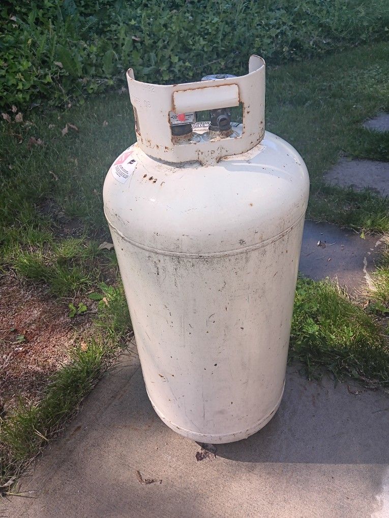 FULL 10 GALLON OR 40 LB TANK FOR SALE