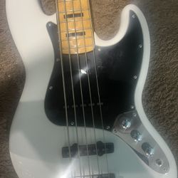 squider by fender jazz bass 