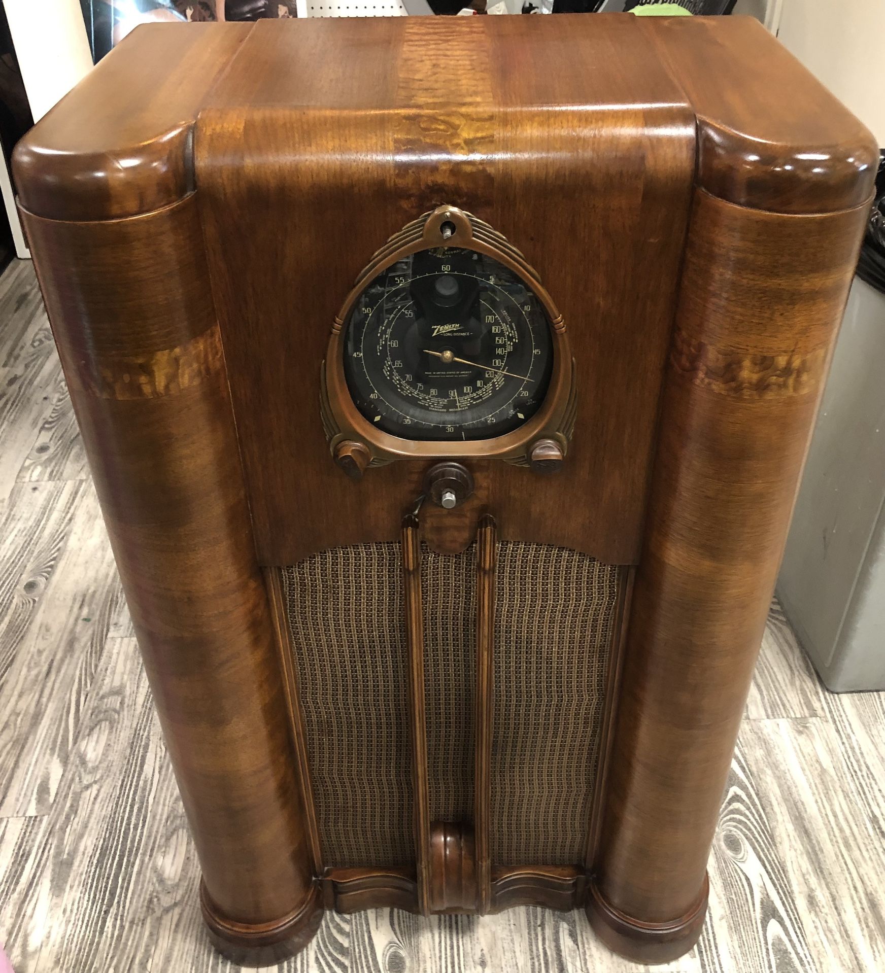 Beautiful Vintage 1938 Zenith 9S262 Art Deco Console Radio Tube Robot Dial